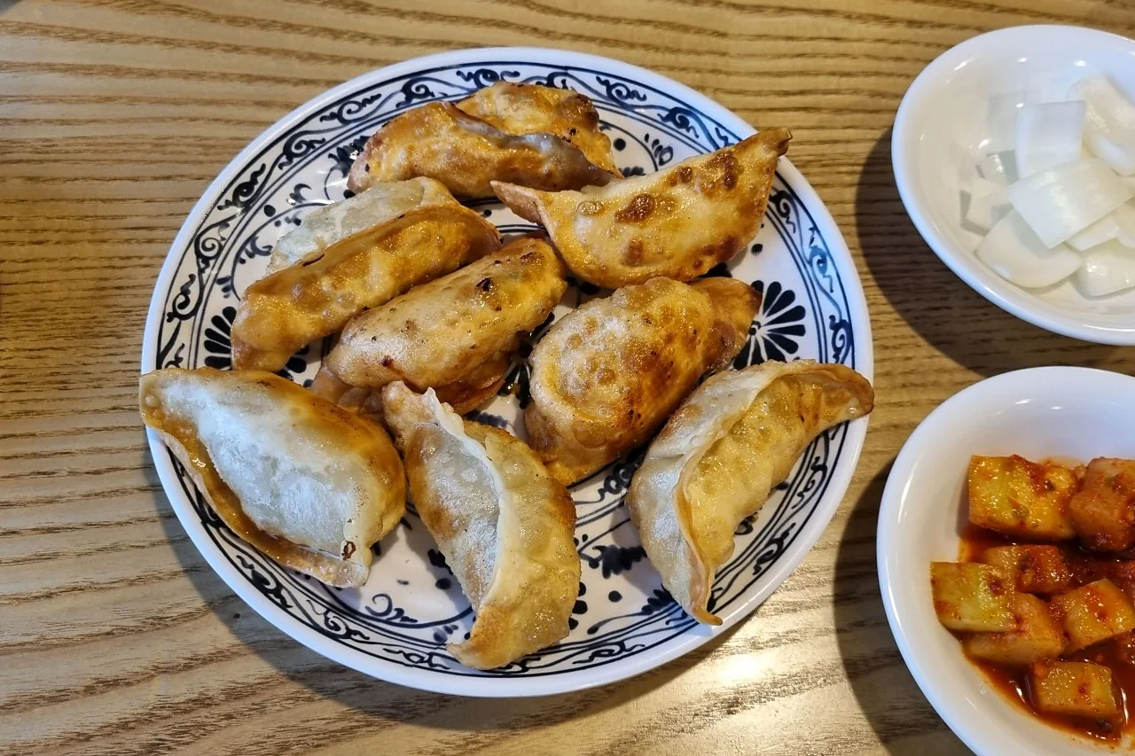 노릇하게 구운 후통 수제군만두