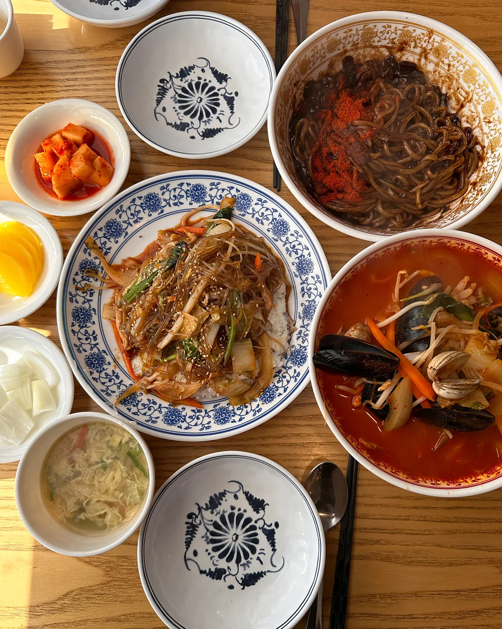 짜장, 짬뽕과 밥 메뉴가 함께 차려진 실제 한 상