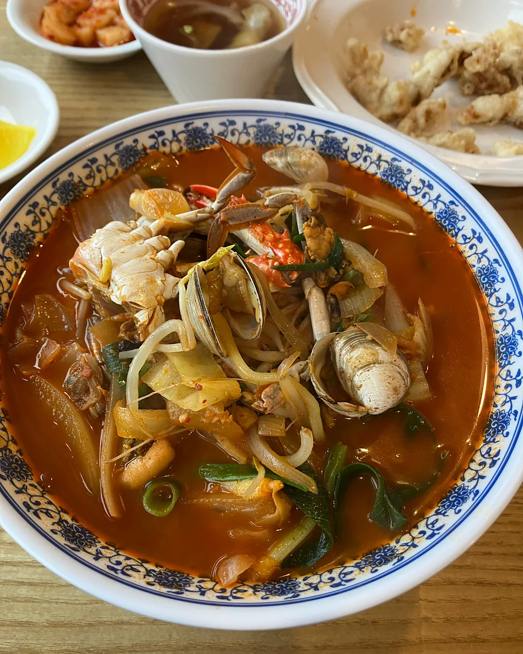 해산물이 풍성하게 올라간 후통짬뽕
